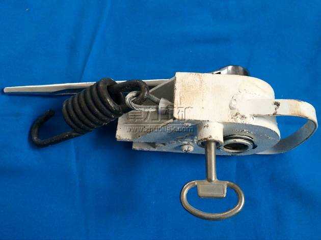 新型開啟定位式鋼絲繩防溜器是我公司研制的專利產(chǎn)品，是在鐵路車輛防溜存在著斷繩、夾繩、鋼絲繩頻繁彎曲，過早疲勞斷裂及維修難，開啟不定位，操作困難，無法更換鋼絲繩等現(xiàn)象、設(shè)計出一種新型拉簧式鋼絲繩防溜器。